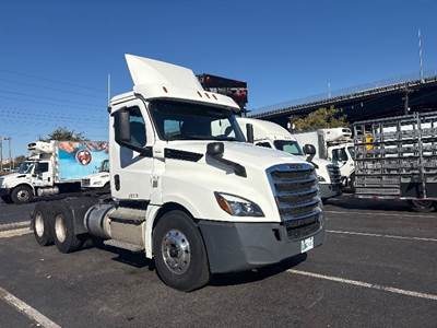 Freightliner Cascadia 126 Day Cab Truck - 455HP, 10 Speed Manual