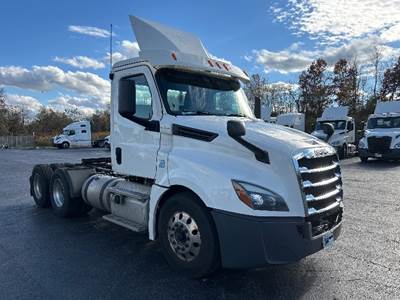 Freightliner Cascadia 126 Day Cab Truck - 435HP, 12 Speed Automatic