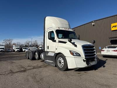 Freightliner Cascadia 126 Day Cab Truck - 475HP, 12 Speed Automatic
