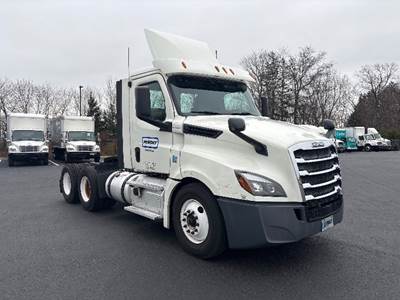 Freightliner Cascadia 126 Day Cab Truck - 435HP, 12 Speed Automatic