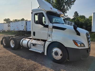 Freightliner Cascadia 126 Day Cab Truck - 435HP, 12 Speed Automatic