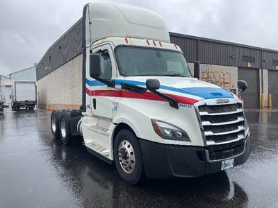 Freightliner Cascadia 126 Day Cab Truck - 400HP, 12 Speed Automatic