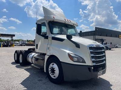 Freightliner Cascadia 126 Day Cab Truck - 435HP, 12 Speed Automatic