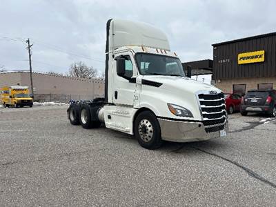 Freightliner Cascadia 126 Day Cab Truck - 455HP, 12 Speed Automatic
