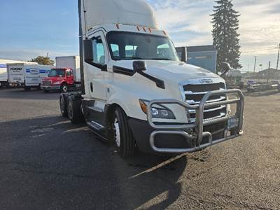 Freightliner Cascadia 126 Day Cab Truck - 505HP, 12 Speed Automatic