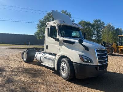 Freightliner Cascadia 126 Single Axle Day Cab Truck - 410HP, 10 Speed Manual