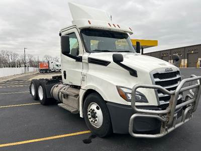 Freightliner Cascadia 126 Day Cab Truck - 435HP, 12 Speed Automatic