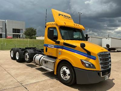 Freightliner Cascadia 126 Day Cab Truck - 450HP, 12 Speed Automatic