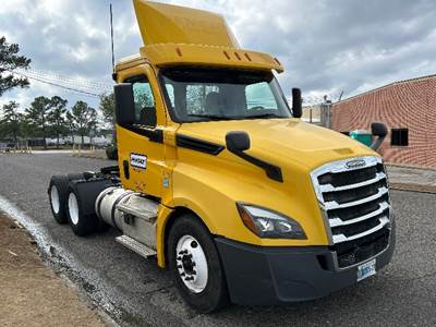 Freightliner Cascadia 126 Day Cab Truck - 435HP, 12 Speed Automatic