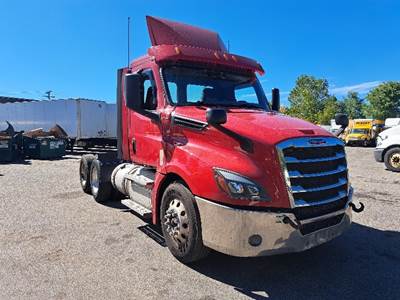 Freightliner Cascadia 126 Day Cab Truck - 470HP, 12 Speed Automatic