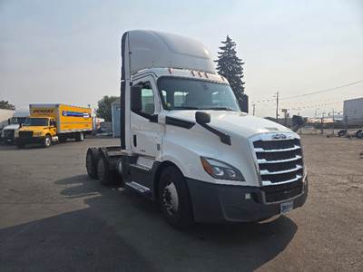 Freightliner Cascadia 126 Day Cab Truck - 505HP, 12 Speed Automatic