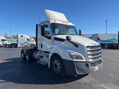 Freightliner Cascadia 126 Day Cab Truck - 455HP, 12 Speed Automatic
