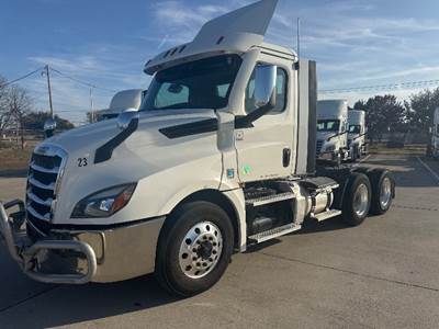 Freightliner Cascadia 126 Day Cab Truck - Cummins 450HP, 13 Speed Automatic
