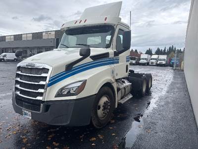 Freightliner Cascadia 126 Day Cab Truck - 435HP, 12 Speed Automatic