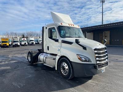 Freightliner Cascadia 126 Single Axle Day Cab Truck - 410HP, 10 Speed Manual