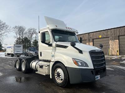 Freightliner Cascadia 126 Day Cab Truck - Cummins 400HP, 13 Speed Automatic