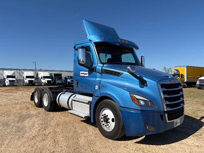 Freightliner Cascadia 126 Day Cab Truck - 455HP, 10 Speed Manual