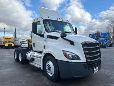 Freightliner Cascadia 126 Day Cab Truck - 450HP, 12 Speed Automatic