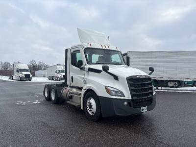 Freightliner Cascadia 126 Day Cab Truck - 435HP, 12 Speed Automatic