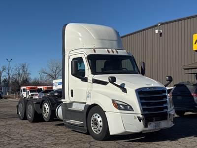 Freightliner Cascadia 126 Day Cab Truck - 475HP, 12 Speed Automatic
