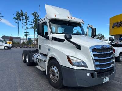 Freightliner Cascadia 126 Day Cab Truck - 435HP, 12 Speed Automatic