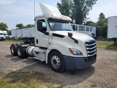 Freightliner Cascadia 126 Day Cab Truck - 435HP, 12 Speed Automatic