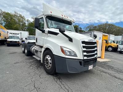 Freightliner Cascadia 126 Day Cab Truck - 435HP, 12 Speed Automatic