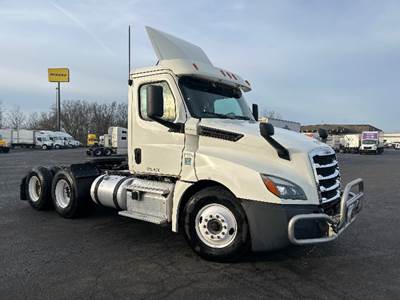 Freightliner Cascadia 126 Day Cab Truck - 435HP, 12 Speed Automatic