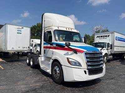 Freightliner Cascadia 126 Day Cab Truck - 400HP, 12 Speed Automatic