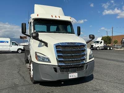 Freightliner Cascadia 126 Day Cab Truck - 435HP, 12 Speed Automatic