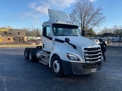 Freightliner Cascadia 126 Day Cab Truck - 435HP, 12 Speed Automatic
