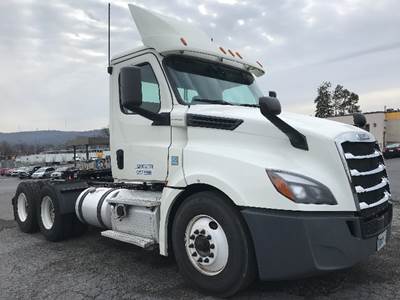 Freightliner Cascadia 126 Day Cab Truck - 435HP, 12 Speed Automatic