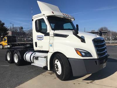 Freightliner T12664ST Day Cab Truck - 435HP, 12 Speed Automatic