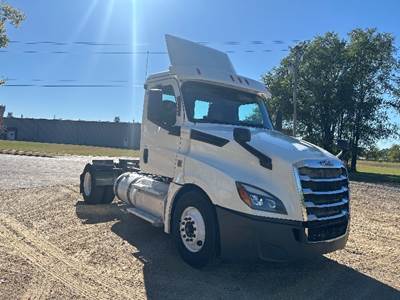 Freightliner Cascadia 126 Single Axle Day Cab Truck - 410HP, 10 Speed Manual