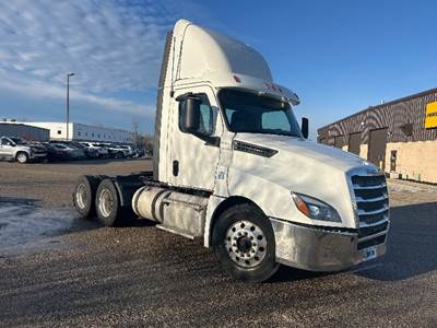Freightliner Cascadia 126 Day Cab Truck - 435HP, 12 Speed Automatic