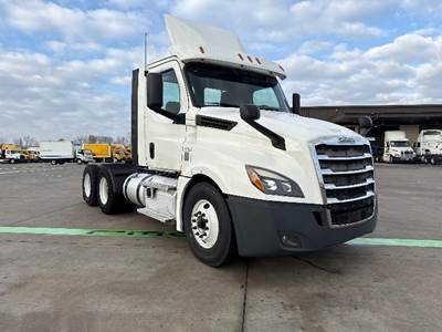 Freightliner Cascadia 126 Day Cab Truck - 435HP, 12 Speed Automatic