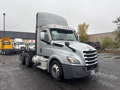 Freightliner Cascadia 126 Day Cab Truck - 455HP, 12 Speed Automatic