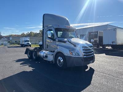 Freightliner Cascadia 126 Day Cab Truck - 455HP, 12 Speed Automatic