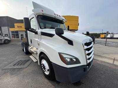 Freightliner Cascadia 126 Day Cab Truck - 435HP, 12 Speed Automatic