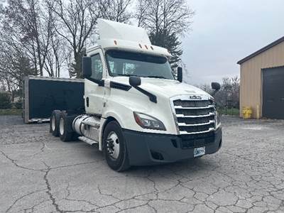 Freightliner Cascadia 126 Day Cab Truck - 435HP, 12 Speed Automatic