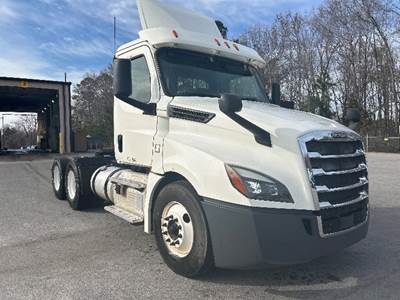 Freightliner Cascadia 126 Day Cab Truck - 435HP, 12 Speed Automatic