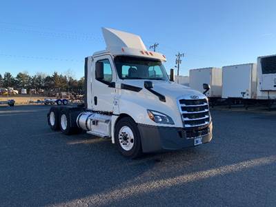 Freightliner Cascadia 126 Day Cab Truck - 435HP, 12 Speed Automatic