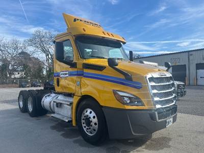 Freightliner Cascadia 126 Day Cab Truck - 435HP, 12 Speed Automatic