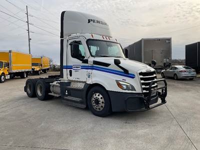 Freightliner Cascadia 126 Day Cab Truck - 475HP, 12 Speed Automatic
