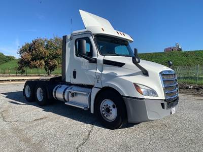 Freightliner Cascadia 126 Day Cab Truck - 435HP, 12 Speed Automatic