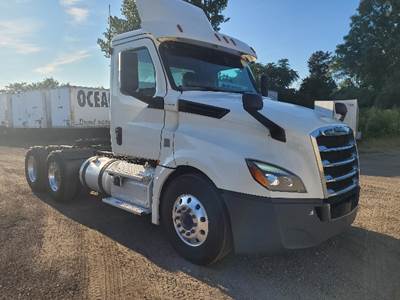Freightliner Cascadia 126 Day Cab Truck - 435HP, 12 Speed Automatic