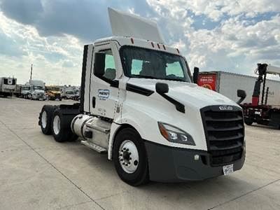 Freightliner Cascadia 126 Day Cab Truck - 435HP, 12 Speed Automatic