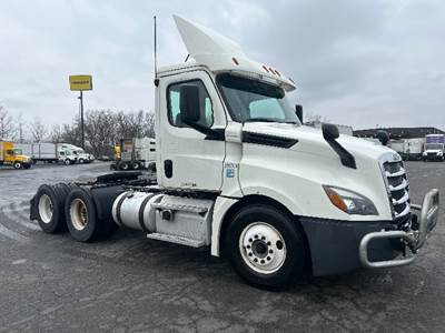 Freightliner Cascadia 126 Day Cab Truck - 435HP, 12 Speed Automatic