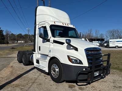 Freightliner Cascadia 126 Day Cab Truck - 410HP, 12 Speed Automatic