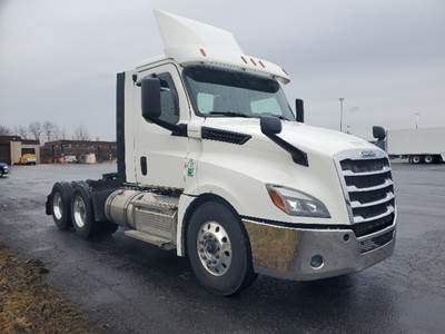 Freightliner Cascadia 126 Day Cab Truck - 455HP, 10 Speed Manual